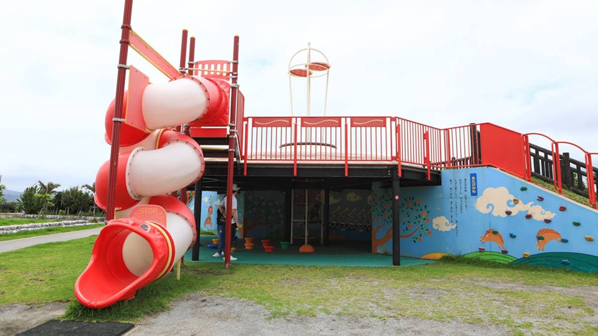 繽紛多彩的大型遊具包含了溜滑梯、大型彈跳床等。（圖片來源：洛基小聿媽）