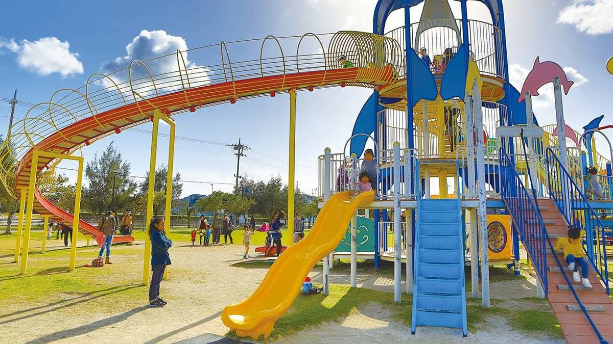 東崎公園因為有海豚遊具，所以又名「海豚公園」。（圖片來源：洛基小聿媽）