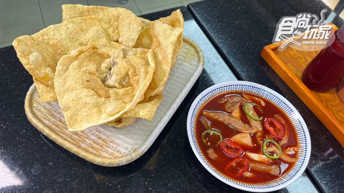 炸鮮蝦雲吞讓人驚艷，外皮酥脆卻不油膩，餡料扎實飽滿。