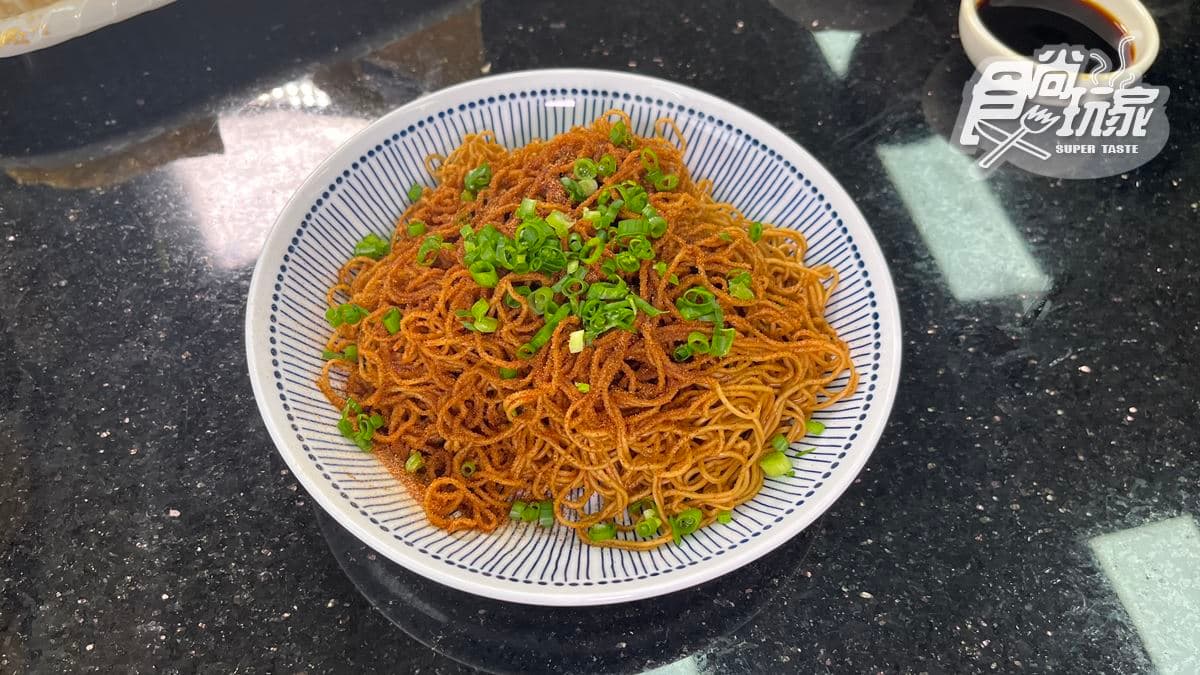 「蝦籽撈麵」口感Ｑ彈，加入蝦卵後，鮮美的海味瞬間爆發，口感濃郁卻不膩口。