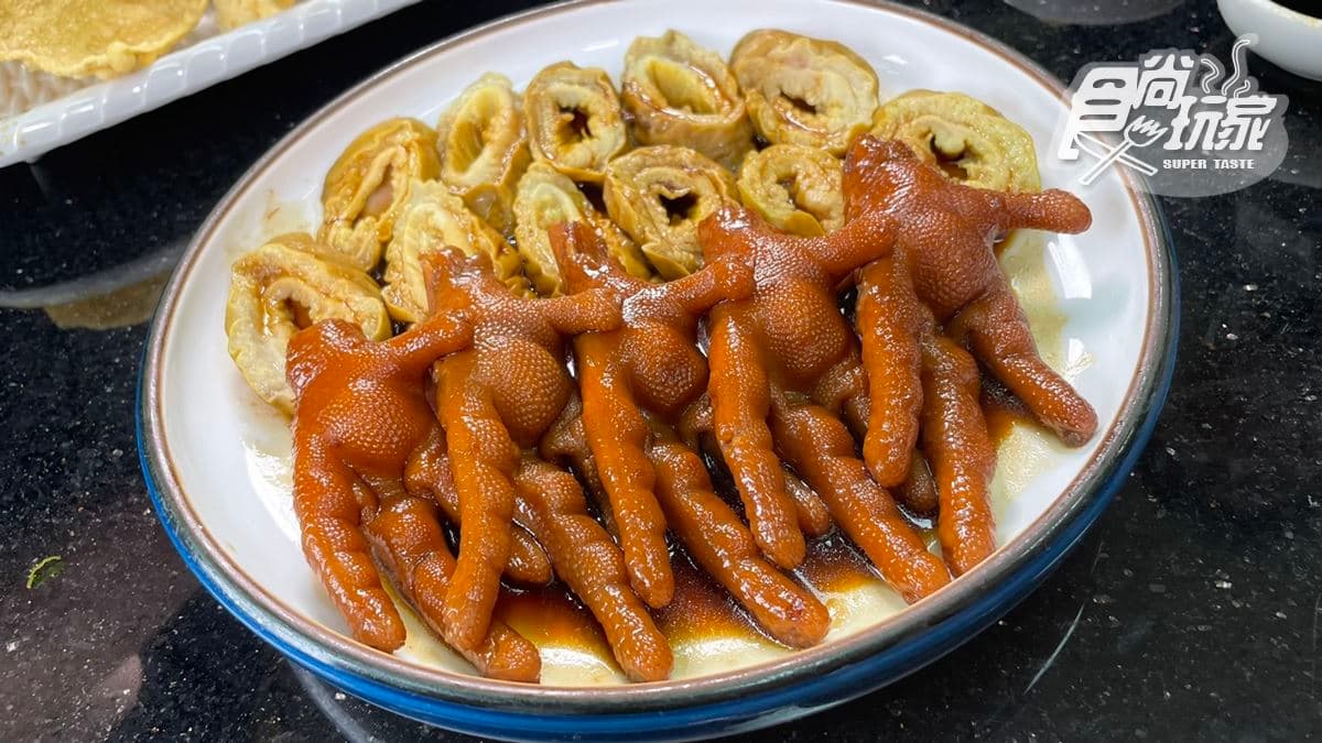 「滷水鳳爪大腸」相當入味，醬油香氣十足。