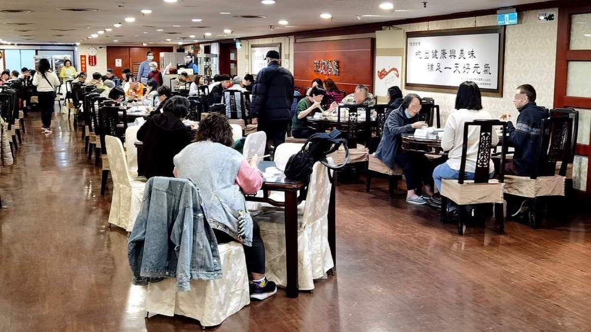 用餐座位雖然很多，不過早餐時段來吃的人更多，經常需要併桌。（圖片來源：DARREN蘋果樹旅遊玩樂誌）