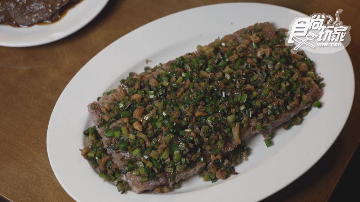 「客家香煎芋絲糕」上面鋪滿韭菜。