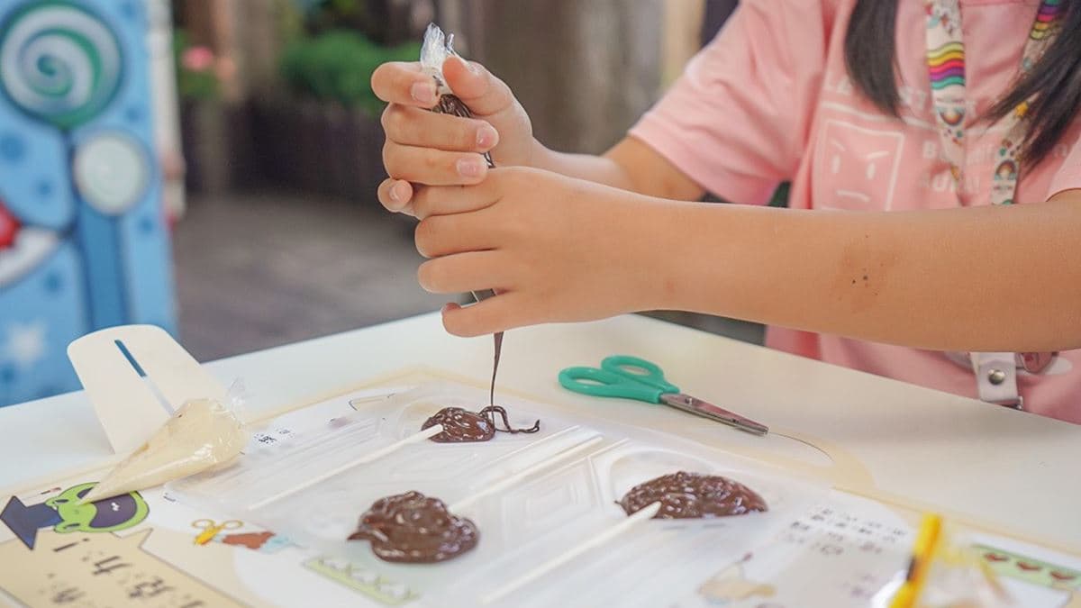 最討小朋友歡心的巧克力DIY，適合像我們這樣的親子家庭。（圖片來源：緹雅瑪 美食旅遊趣）