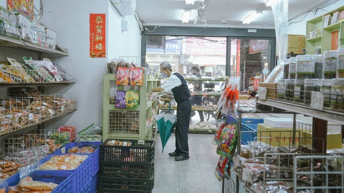 店內有多種懷舊古早味零嘴、瓜子、蜜餞、乾貨堅果等可挖寶。（圖片來源：美食好芃友）