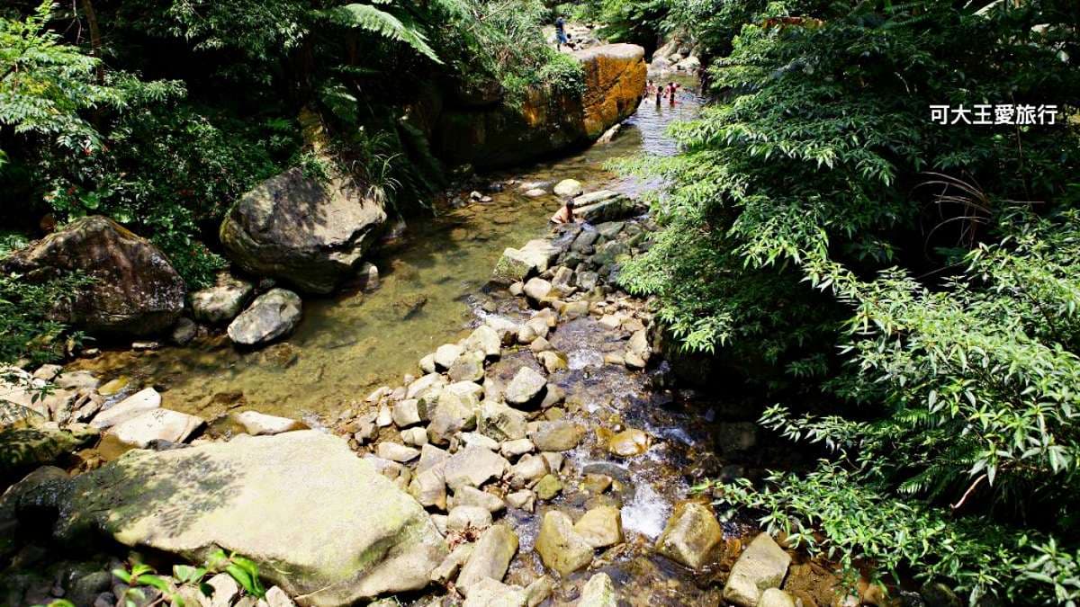 溪水蜿蜒流淌，水深約在孩子小腿肚。（圖片來源：可大王愛旅行）