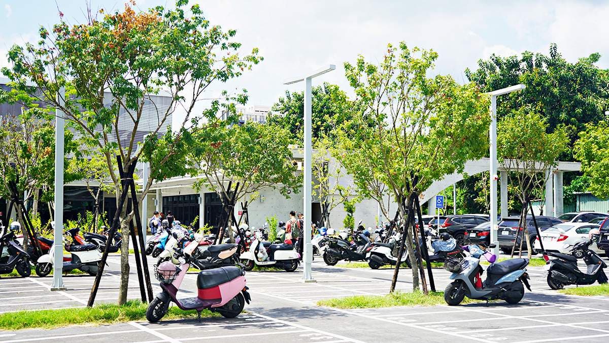 市場前設有機車停車場，汽車停車場的位置在後方。（圖片來源：阿捷的打飯班）