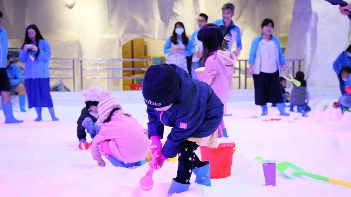 園內的雪片由乾淨水質製成，小朋友可以盡情堆雪人、打雪仗。（圖片來源：熱血玩台南。跳躍新世界）