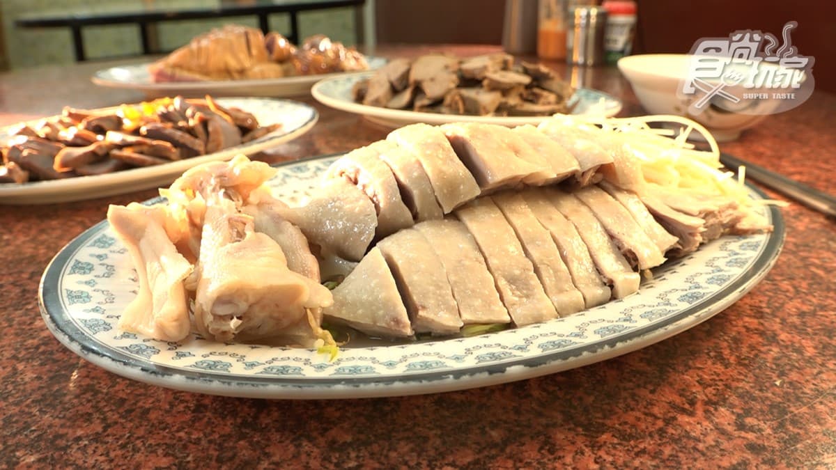「鹹水鵝」底下的韭菜和豆芽吸飽了鵝肉汁。