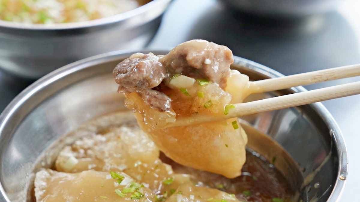 內餡肉塊會隨季節不同，加入筍角或大頭菜搭配。（圖片來源：算命的說我很愛吃）