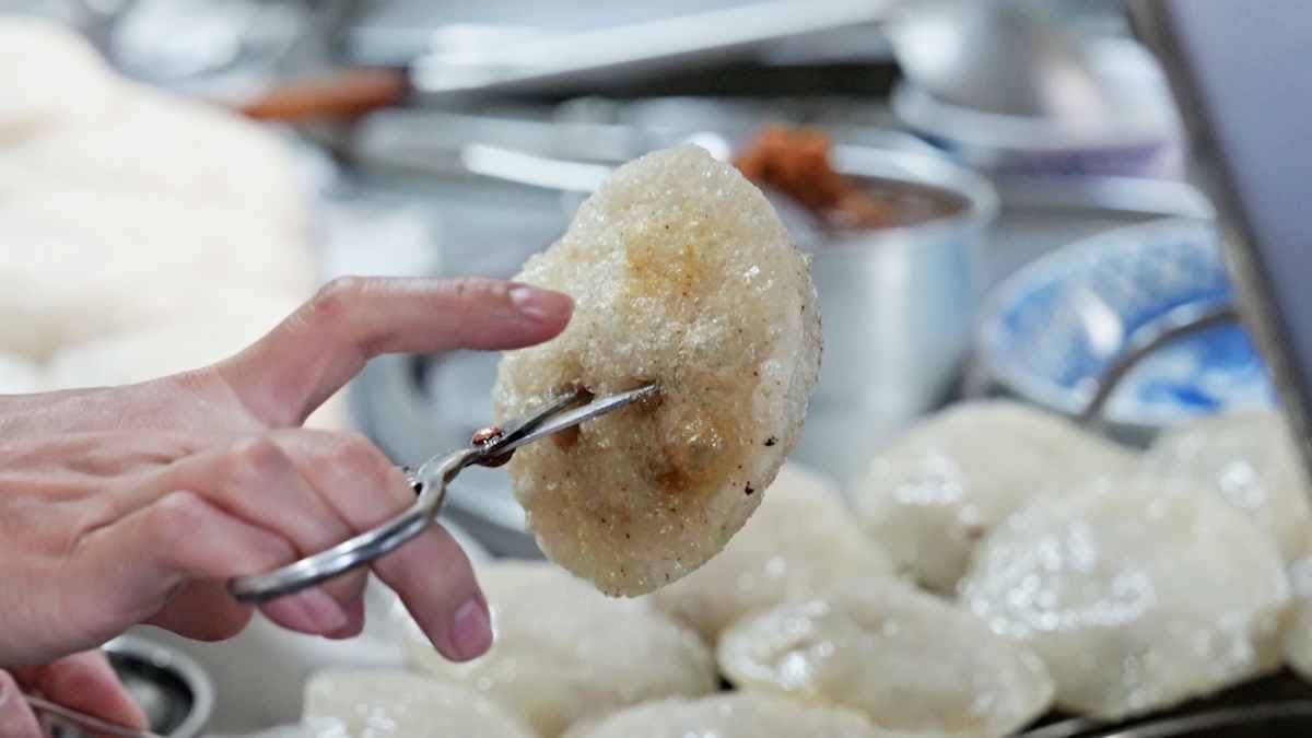每顆肉圓都是現點現炸，酥脆又熱騰騰的口感。（圖片來源：算命的說我很愛吃）