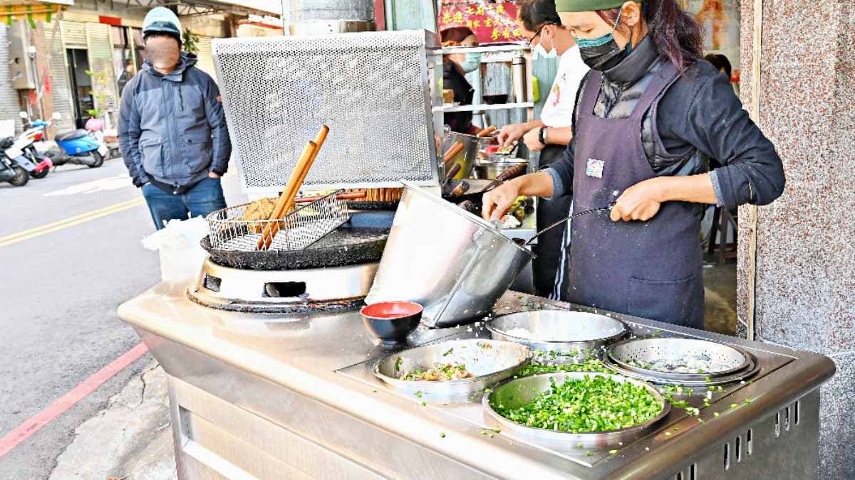 食材非常新鮮，翠綠的蔥花，肥美的鮮蚵。（圖片來源：糖糖's 享食生活）