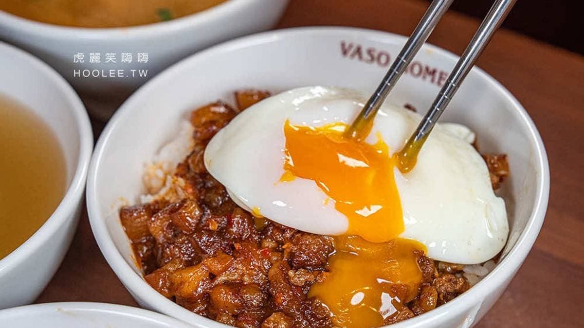 標準吃法一定要再點１顆半熟的黃金蛋更添滑順。（圖片來源：虎麗笑嗨嗨）