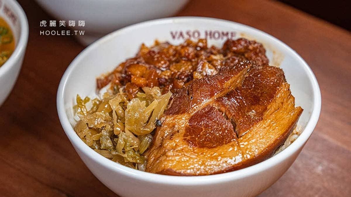 「豬腿庫飯」吃得到大塊腿庫肉，搭配招牌肉燥、鹹甜酸菜。（圖片來源：虎麗笑嗨嗨）