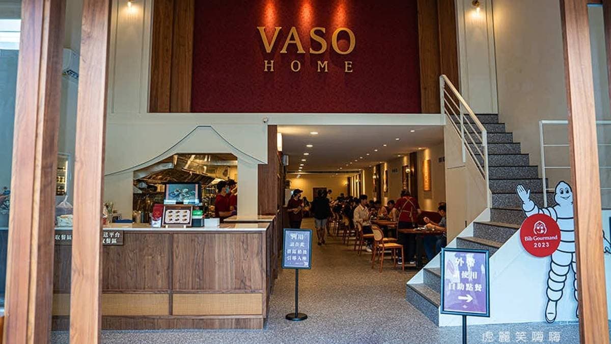 楠梓店有著美美的磚紅色招牌、木質調溫暖裝潢，可以說是全台最美肉燥飯專賣。（圖片來源：虎麗笑嗨嗨）