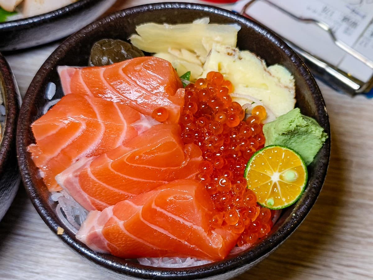 170元爽吃！台北６家「高CP值生魚片丼飯」推薦：小資套餐、捷運平價日料