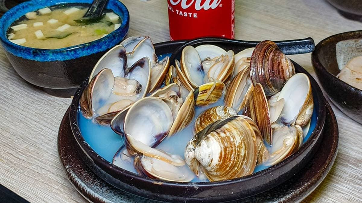 「酒蒸蛤蜊」相當鮮美，蛤蜊本身也相當大顆。（圖片來源：鄉民食堂）