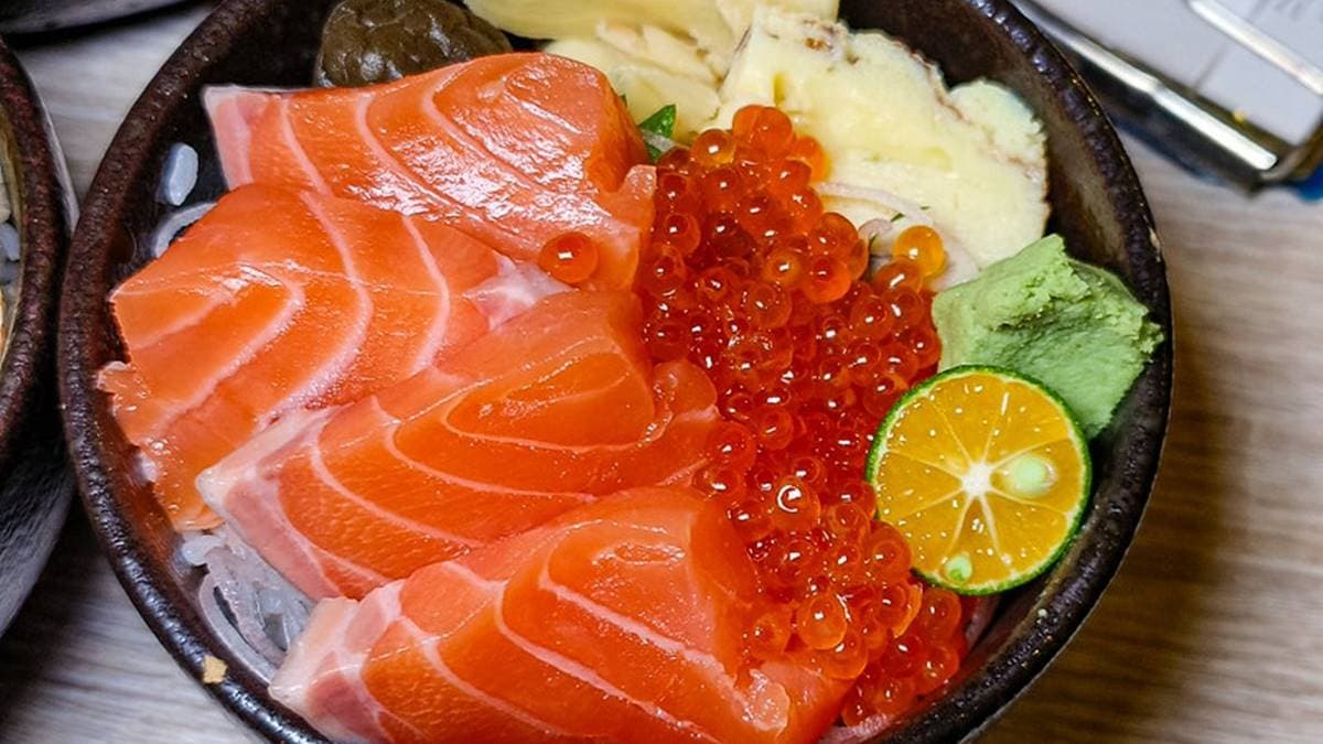 「生鮭魚親子丼」鮭魚相當厚，鮭魚卵也很多，同樣吃得到玉子燒。（圖片來源：鄉民食堂）