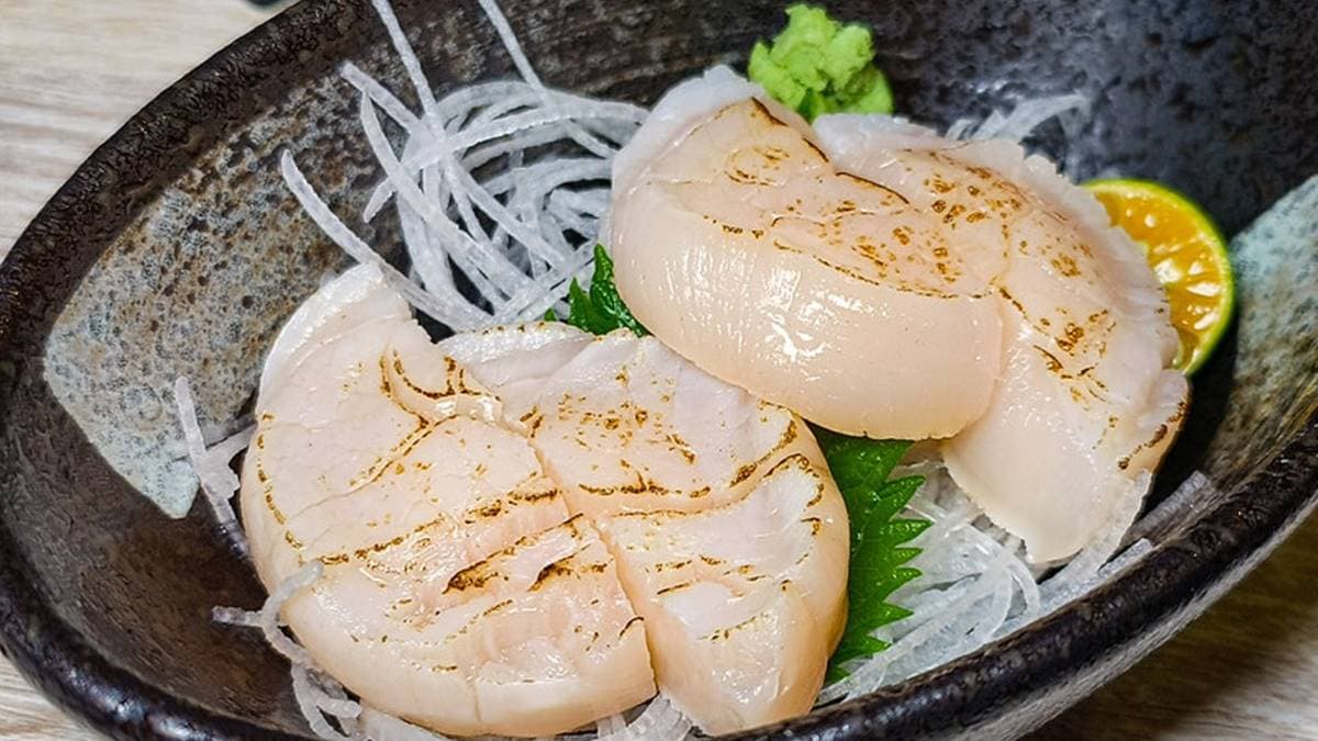 「炙燒干貝」相當大顆，稍稍烤過更加美味。（圖片來源：鄉民食堂）