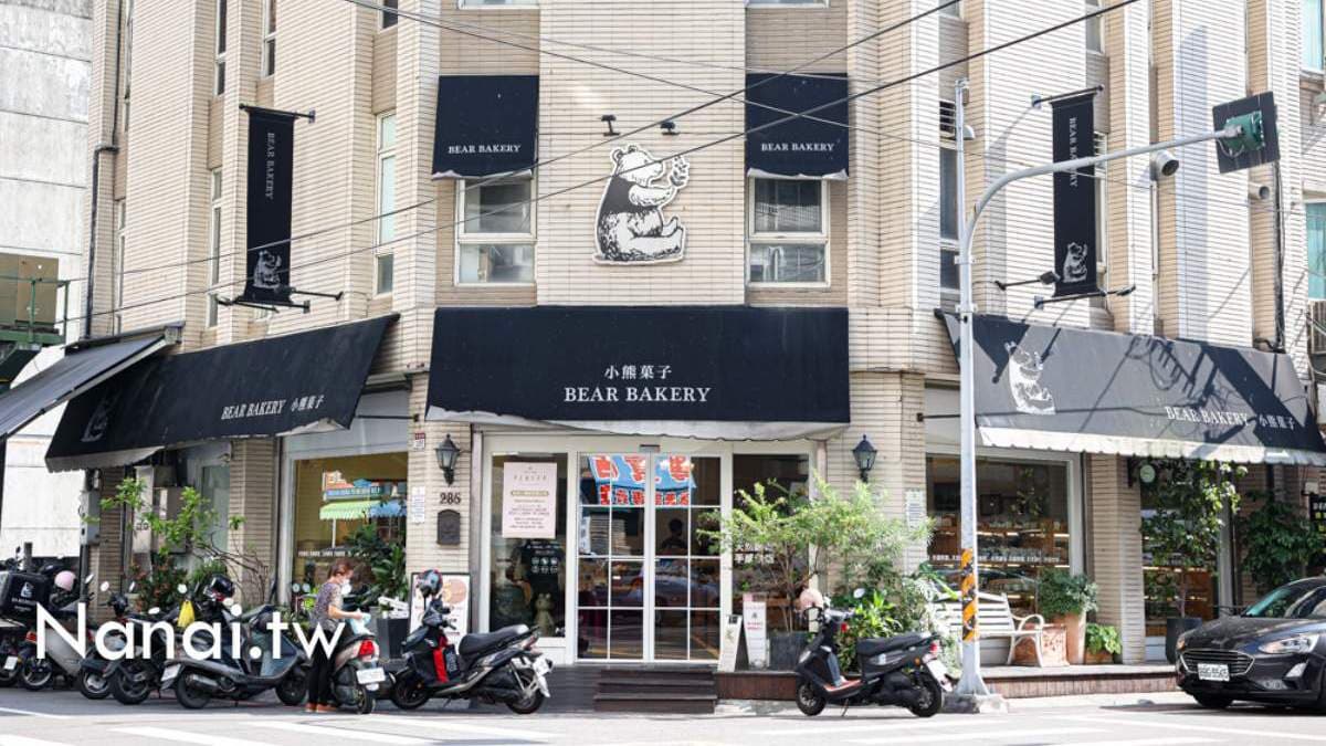 店面位在轉角處，外觀有可愛熊熊Logo非常顯眼。（圖片來源：Nana愛旅行札記）