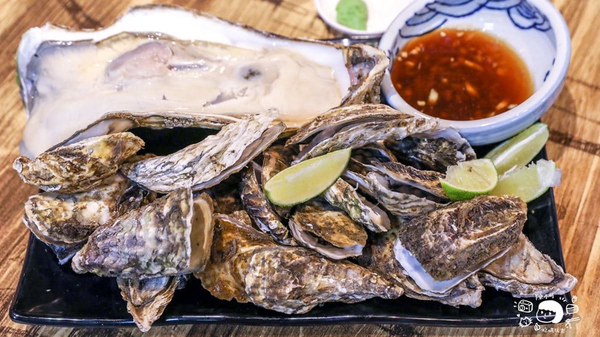 「蒸烤牡蠣」可單吃或擠些檸檬汁一起吃。（圖片來源：陳小可的吃喝玩樂）