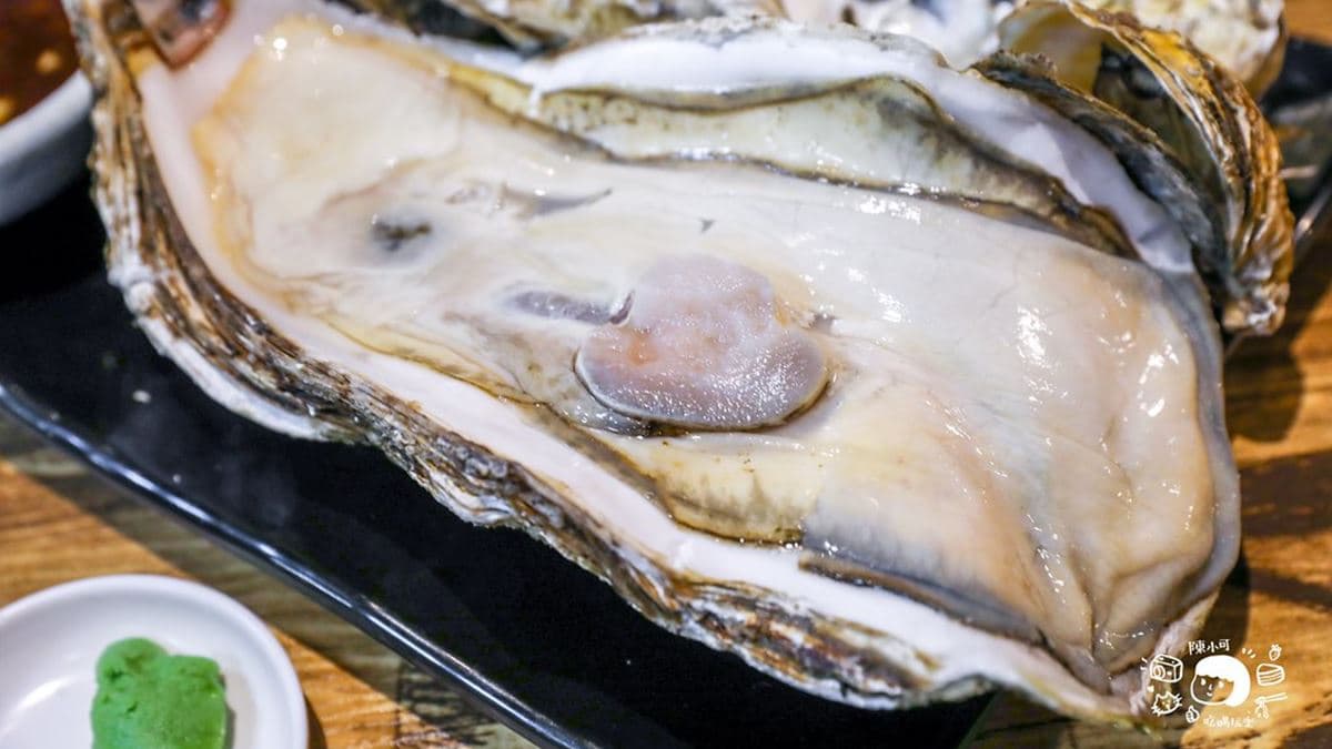 「怪物版生蠔」入口滑溜肥嫩，重點是超大塊！（圖片來源：陳小可的吃喝玩樂）