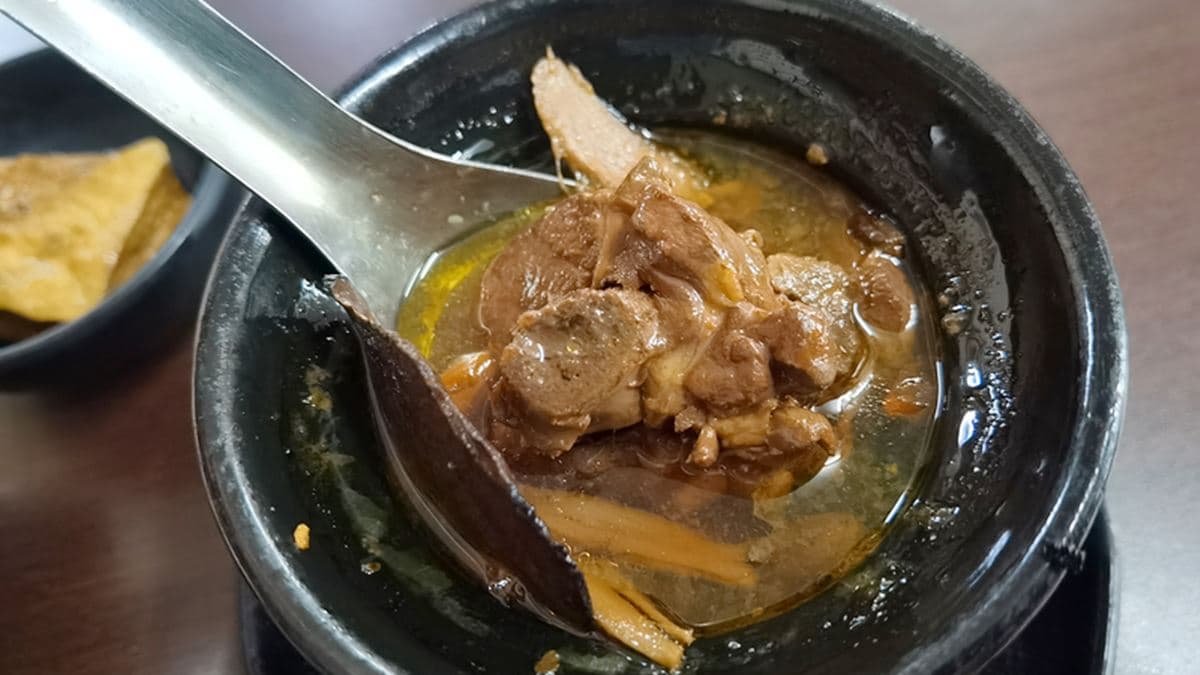 雞肉經過炭火煨製到超入味。（圖片來源：DARREN蘋果樹旅遊玩樂誌）