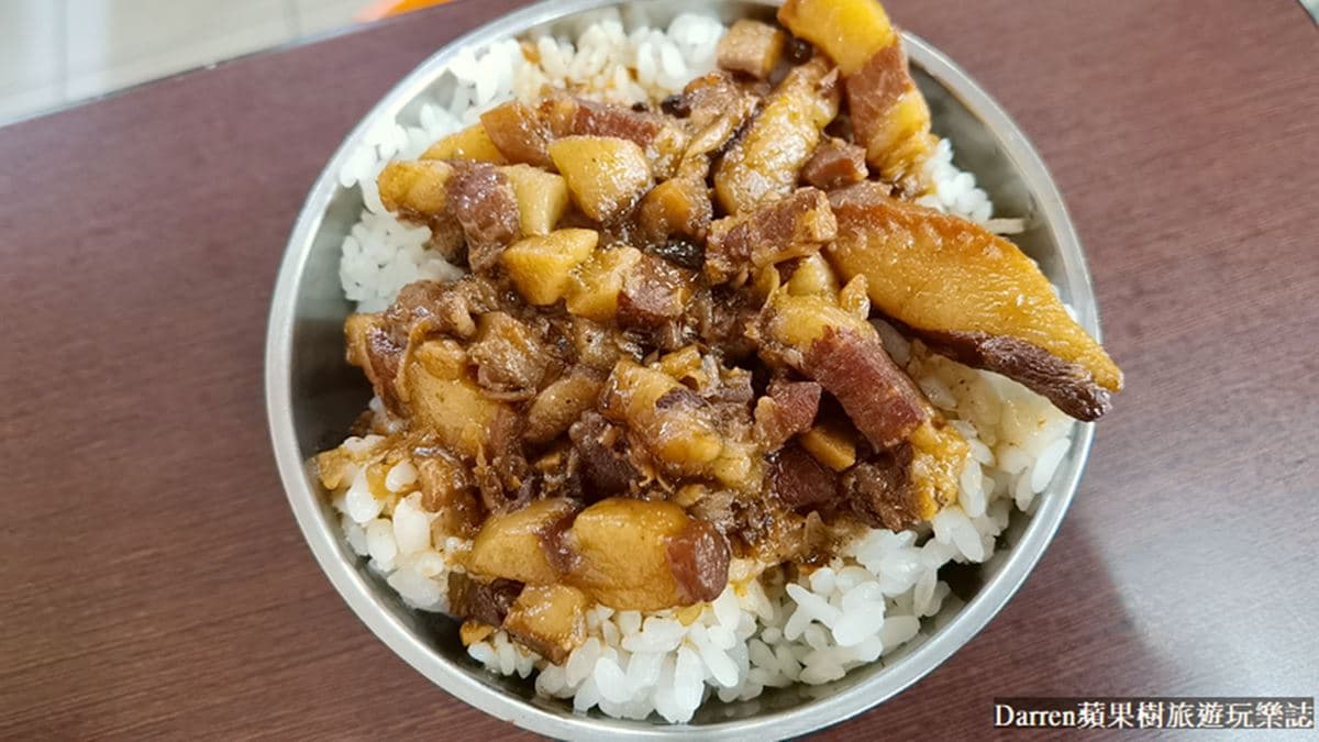 滷肉伴隨鹹甜醬汁，與白飯一起入口也不錯。（圖片來源：DARREN蘋果樹旅遊玩樂誌）