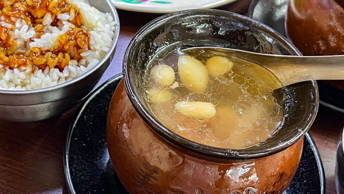 「蒜頭菜脯雞肉煨湯」滿滿的蒜香，連雞腿也是充滿蒜味。（圖片來源：大手牽小手。玩樂趣）
