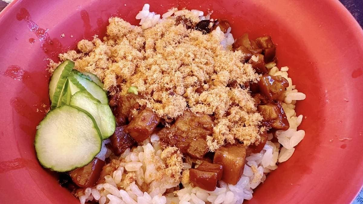 古早味的「肉燥飯」也相當受老饕好評。（圖片來源：台南美食地圖‧玩樂誌）