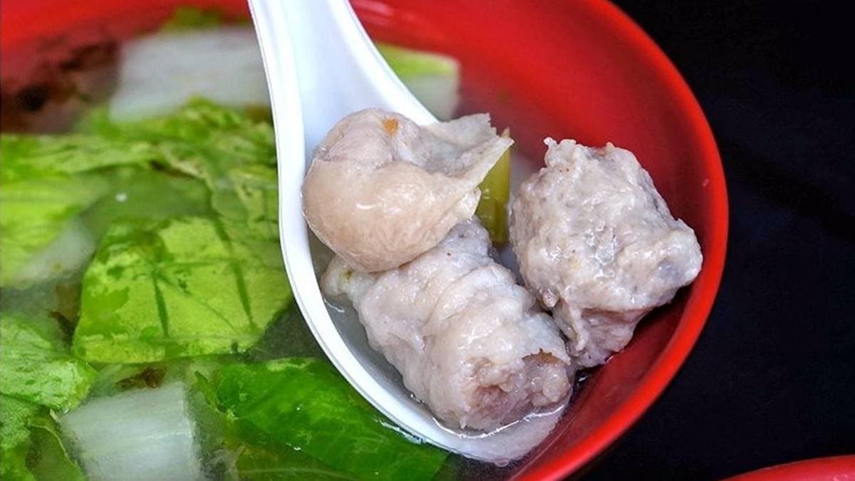 「綜合丸湯」吃得到魚冊、魚丸、魚餃，湯頭是用豬骨和魚骨熬煮而成。（圖片來源：大口老師的走跳學堂! ）
