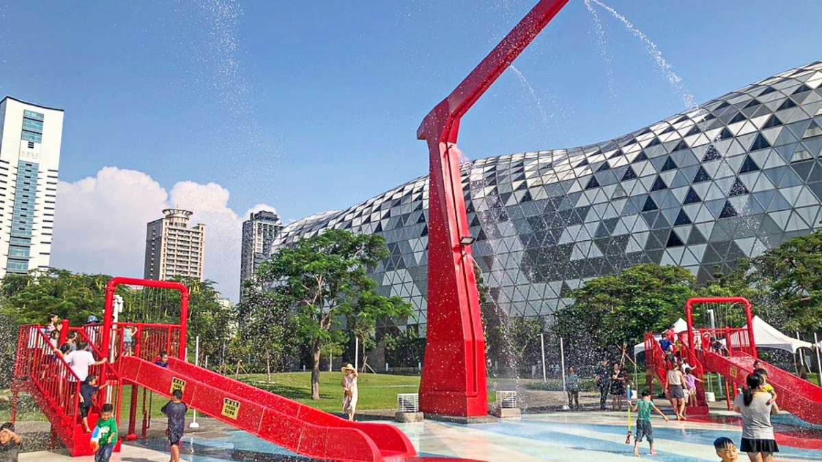 親水池內有仿高雄港口吊臂的噴水器。（圖片來源：跟著尼力吃喝玩樂）