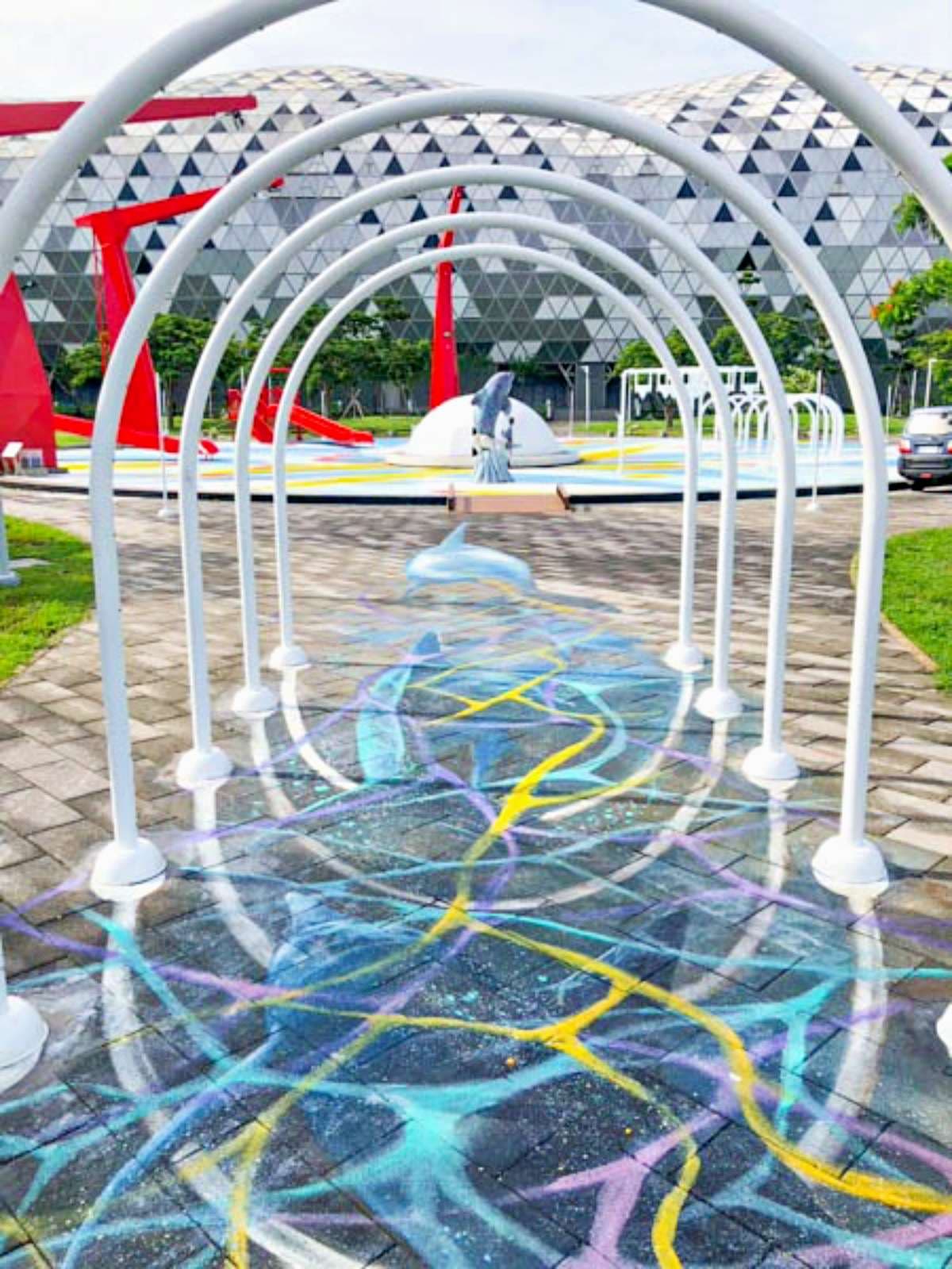 高雄最大「免門票親水公園」開放！吊臂噴水器、拱門水霧超消暑，暑假衝一波