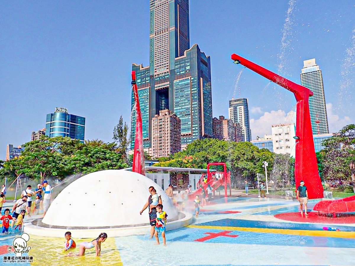 高雄最大「免門票親水公園」開放！吊臂噴水器、拱門水霧超消暑，暑假衝一波