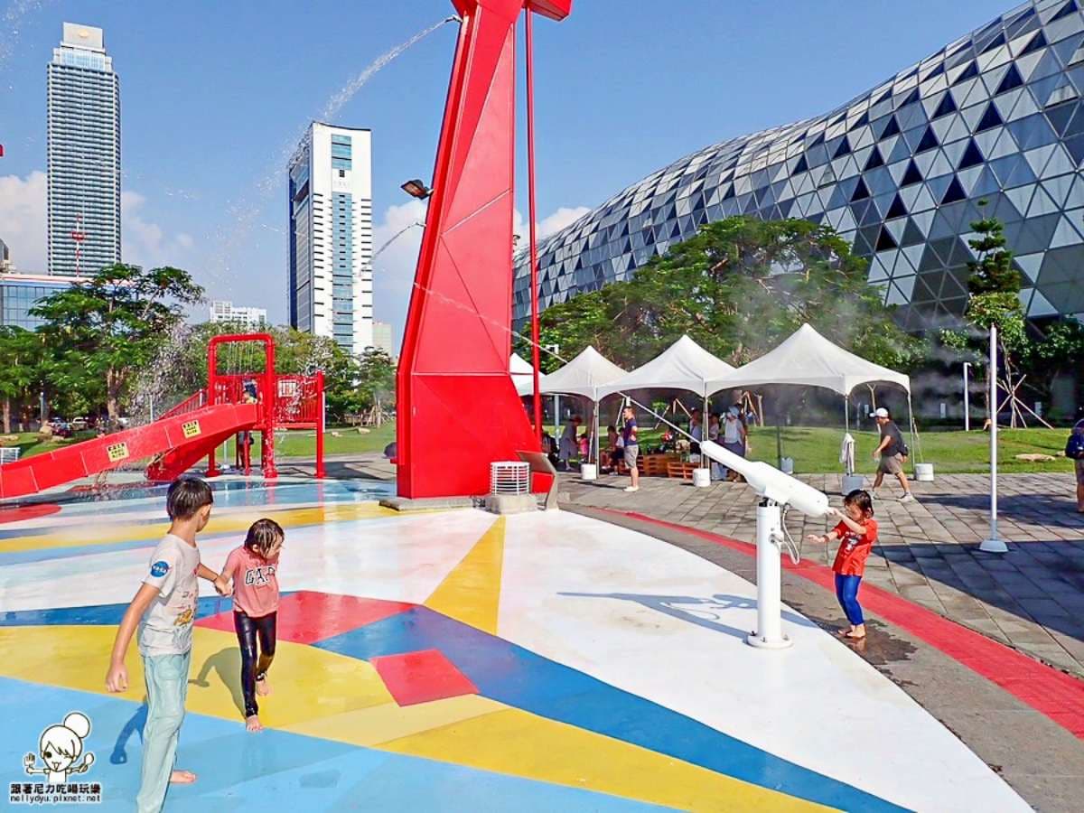 高雄最大「免門票親水公園」開放！吊臂噴水器、拱門水霧超消暑，暑假衝一波