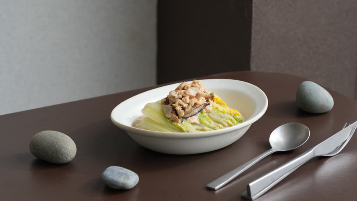必點「蘭香新豬肉煨娃娃菜」，將新鮮娃娃菜以添加椰糖的班蘭葉椰漿小火燉煮。（圖片來源：雲川水月）