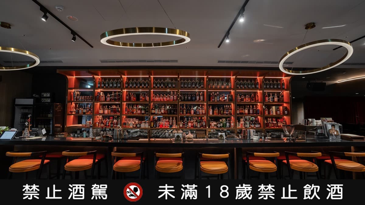 酒吧開心小酌無負擔。（圖片來源：HOME HOTEL）【禁止酒駕，未成年禁止飲酒】