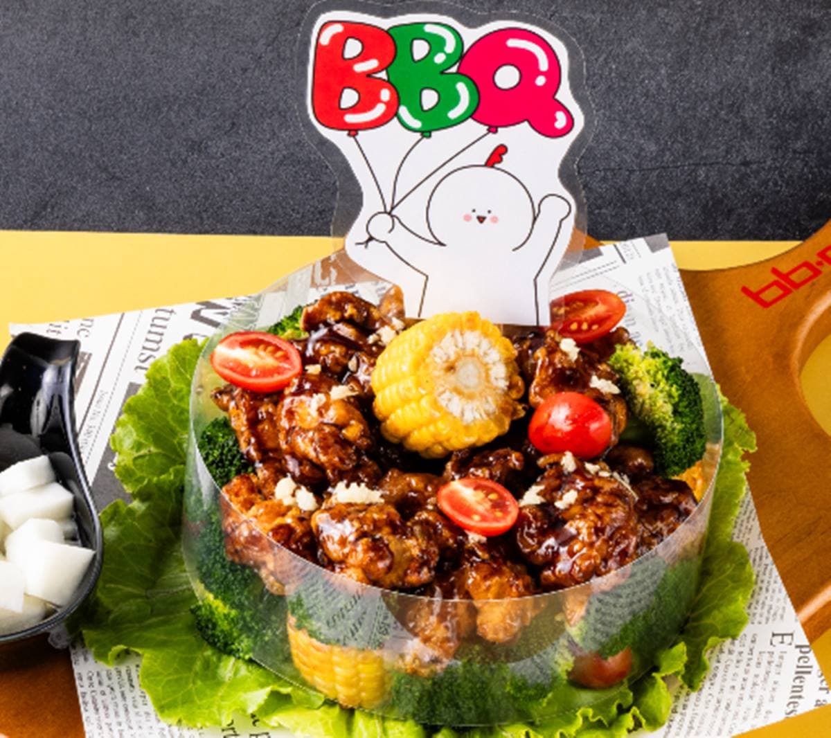 【獨家】鹹的蛋糕太狂！bbq全新「黑蒜炸雞蛋糕」折100元，憑證件加碼送２款