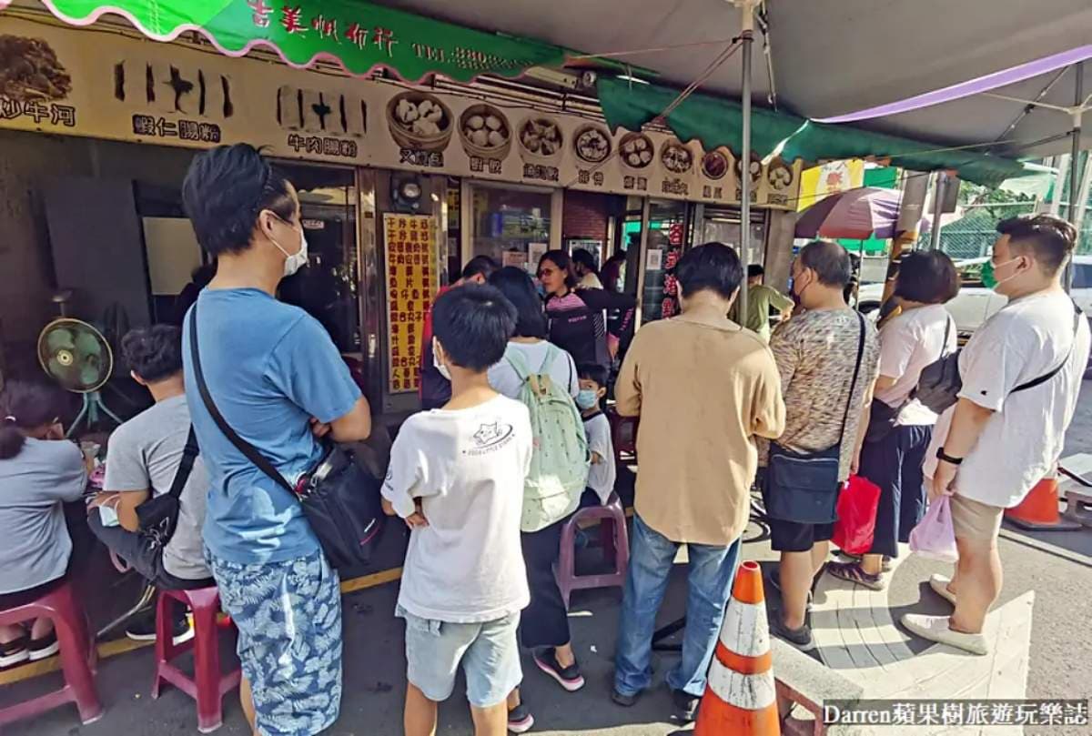 號稱「全台最便宜港點」藏這!燒賣、鳳爪通通50元,假日限定排隊夯翻 號稱「全台最便宜港點」藏這!燒賣、鳳爪通通50元,假日限定排隊夯翻