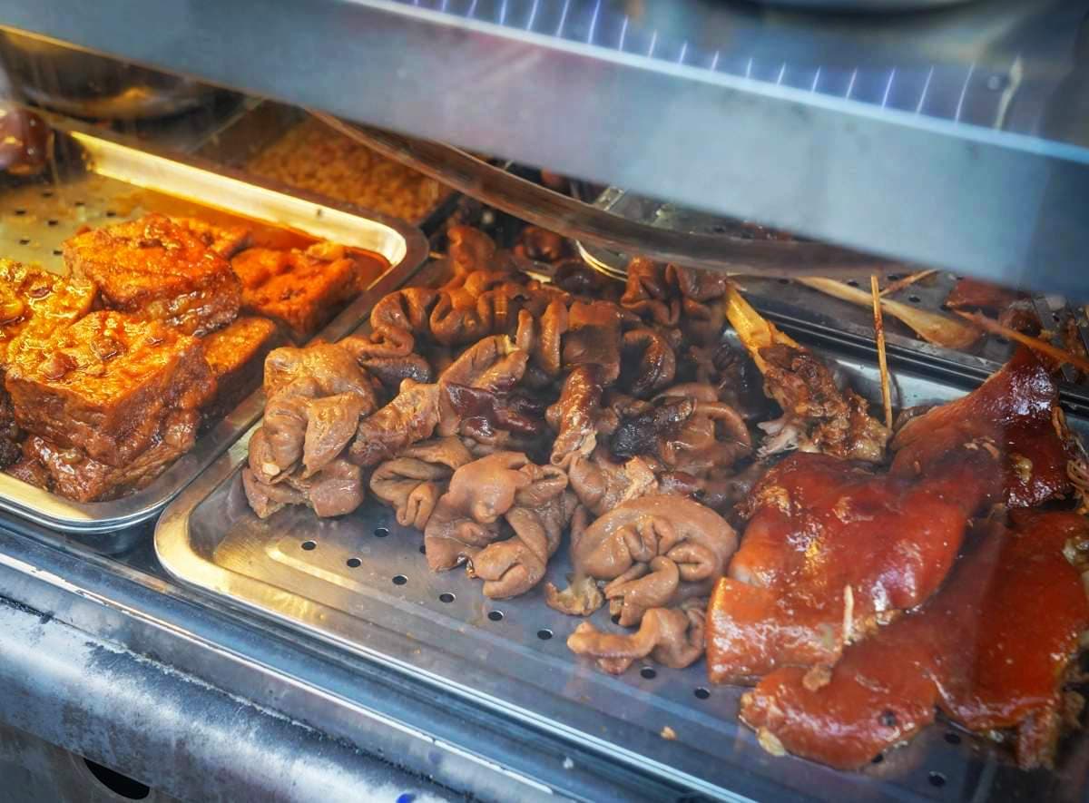 高雄人瘋排「銷魂黑金腿庫飯」！南部味蒸蛋軟嫩噴香，肥潤滷大腸每桌必點