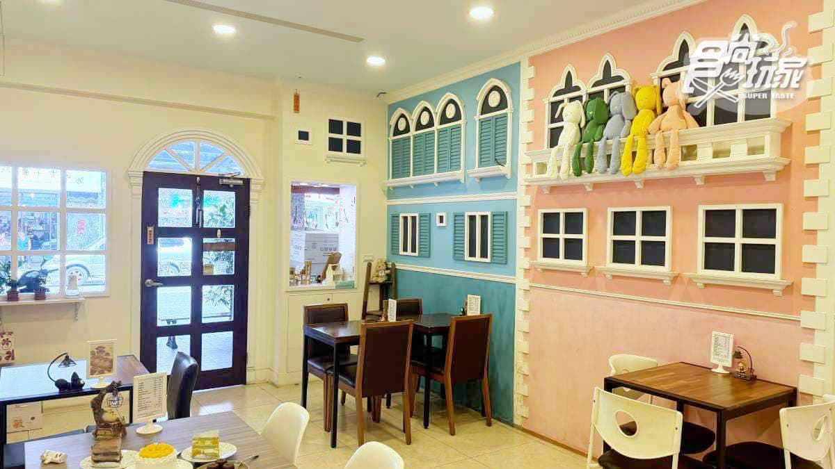 走進店內就像踏入童話小屋，彩色牆面上有許多小木窗，上頭還有兔兔等玩偶跟你打招呼。