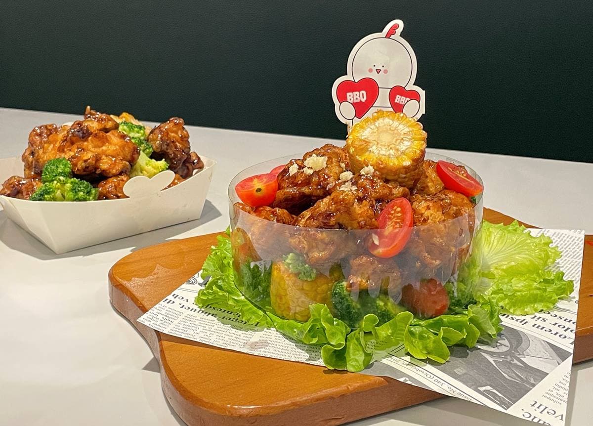 【獨家】鹹的蛋糕太狂！bbq全新「黑蒜炸雞蛋糕」折100元，憑證件加碼送２款