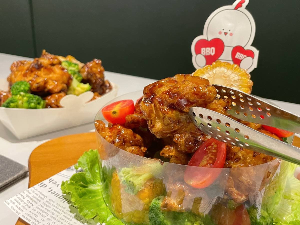 【獨家】鹹的蛋糕太狂！bbq全新「黑蒜炸雞蛋糕」折100元，憑證件加碼送２款