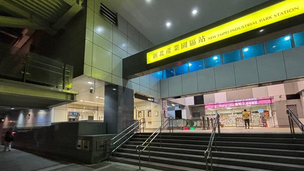 夜市地點鄰近捷運環狀線「新北產業園區站」，走路大約只要１分鐘。（圖片來源：陳小可的吃喝玩樂）