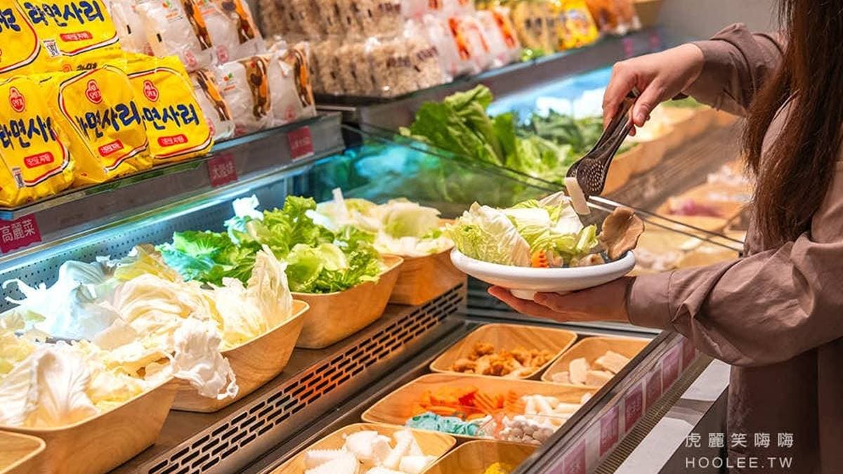 火鍋自助吧提供豐富時蔬、丸餃火鍋料、肉漿、年糕、多款麵類吃到飽。（圖片來源：虎麗笑嗨嗨）