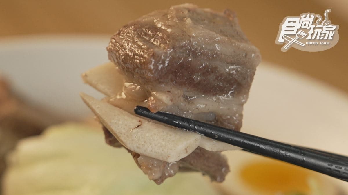 羊肉的肉質很嫩，一咬即脫骨。