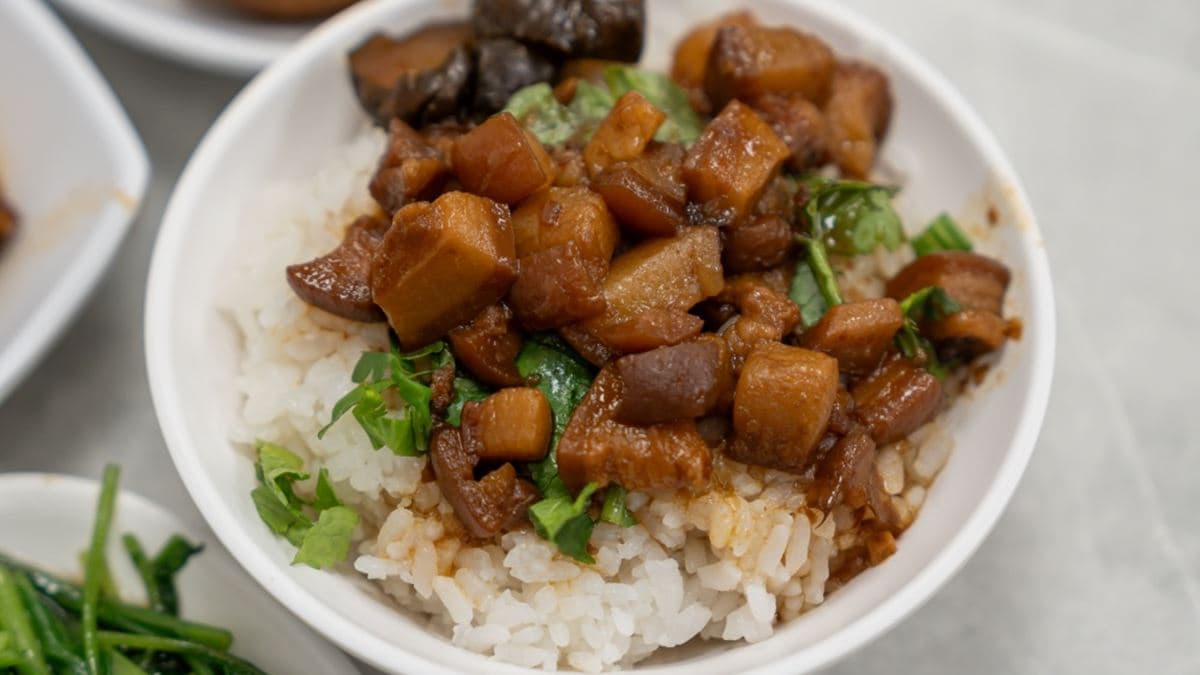 這裡的肉燥飯是以肥肉為主，但油膩度不高。（圖片來源：土土旅食記趣）