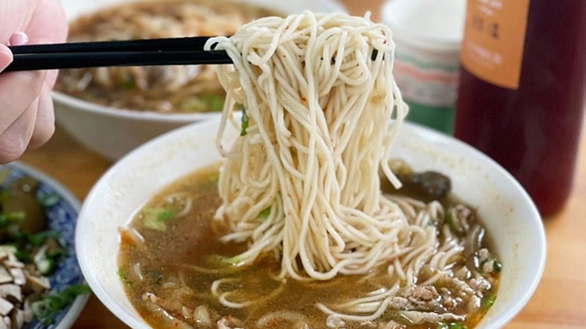 榨菜肉絲分量給得很大方，湯麵麵條是細麵。（圖片來源：熱血玩台南。跳躍新世界）