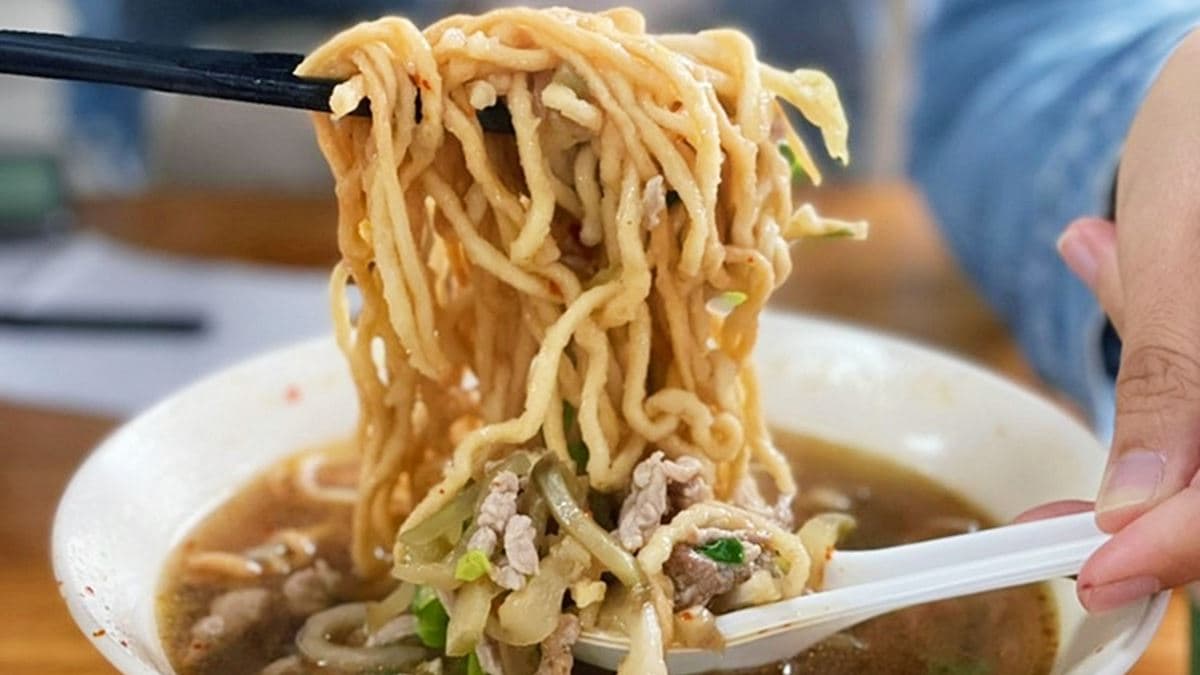 「榨菜肉絲鍋燒」可搭配蒜頭一起吃，更添風味。（圖片來源：熱血玩台南。跳躍新世界）