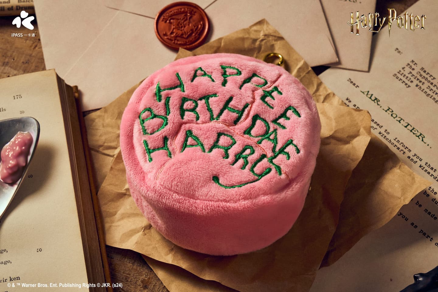 嗶卡魔杖會發光！哈利波特１：１魔杖一卡通、生日蛋糕小廢包，麻瓜這天開搶